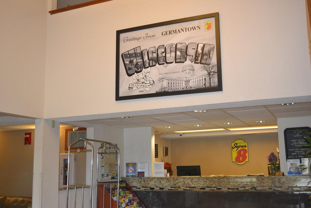 Super 8 By Wyndham Germantown/Milwaukee Hotell Eksteriør bilde