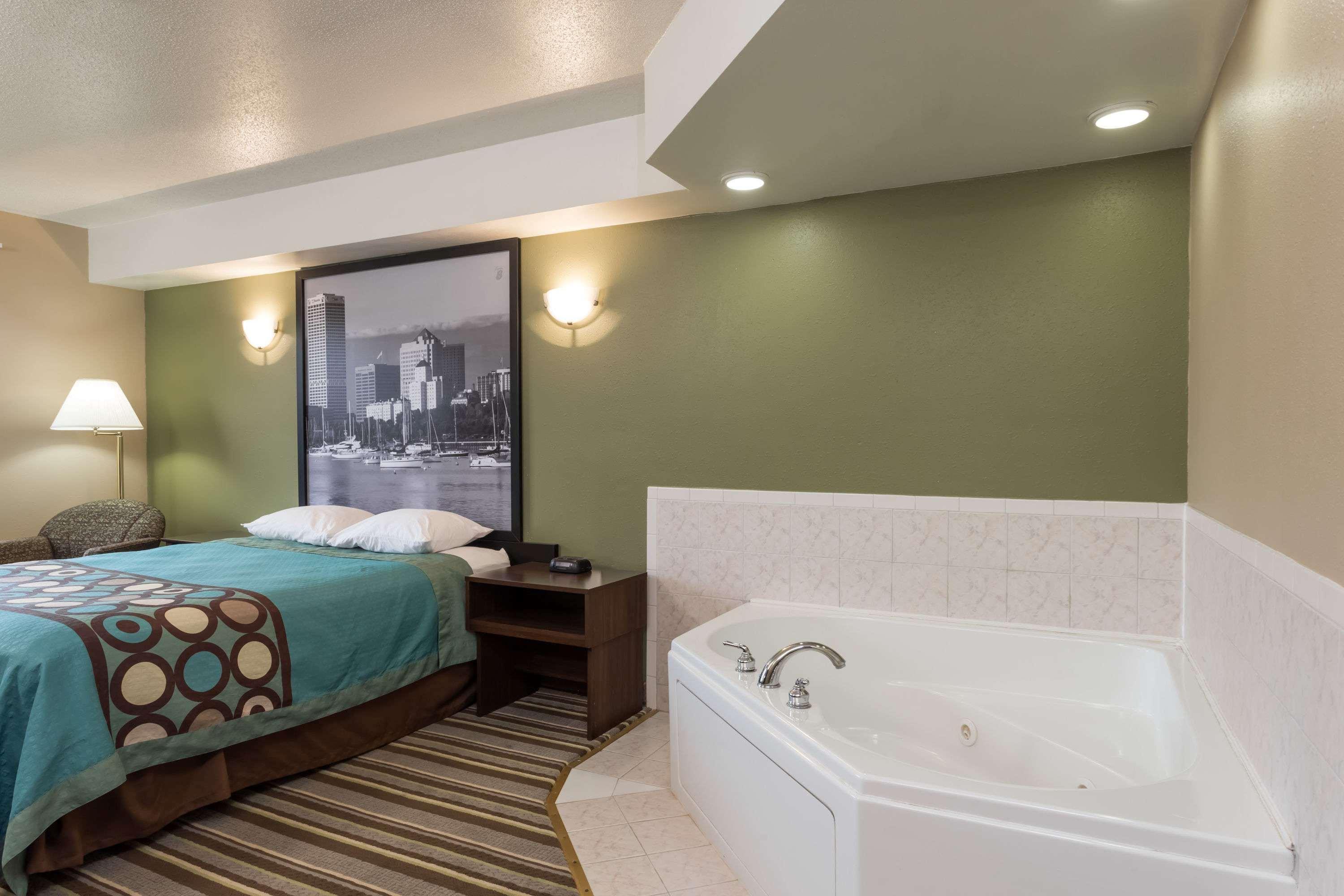 Super 8 By Wyndham Germantown/Milwaukee Hotell Eksteriør bilde