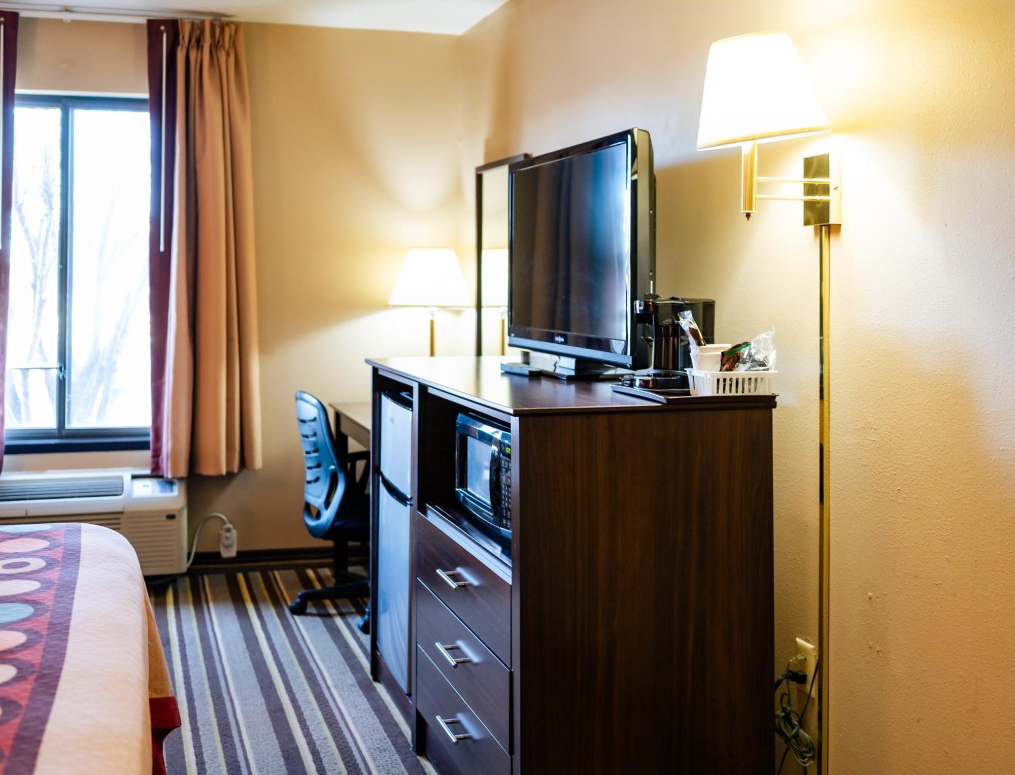 Super 8 By Wyndham Germantown/Milwaukee Hotell Eksteriør bilde