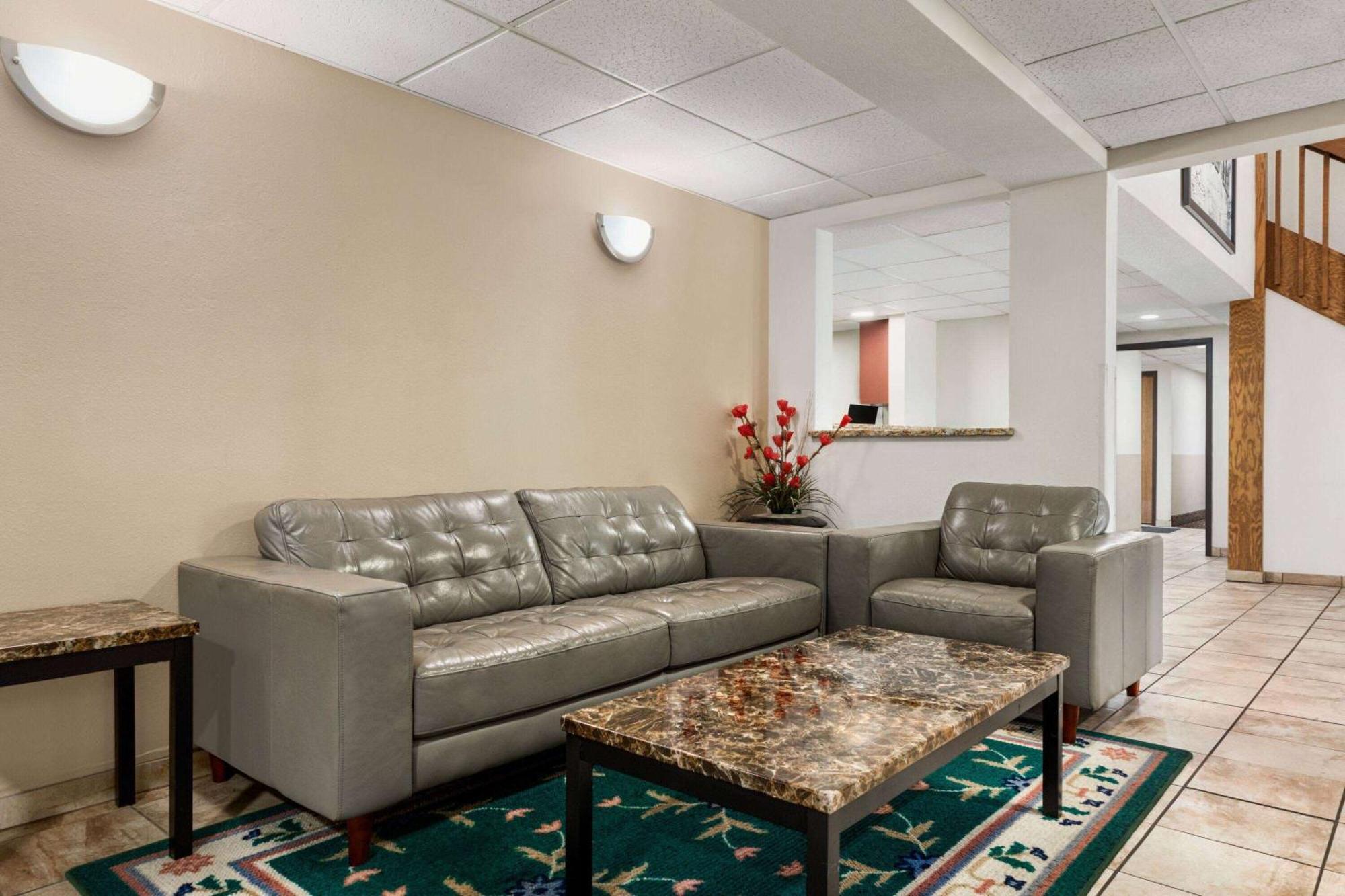 Super 8 By Wyndham Germantown/Milwaukee Hotell Eksteriør bilde