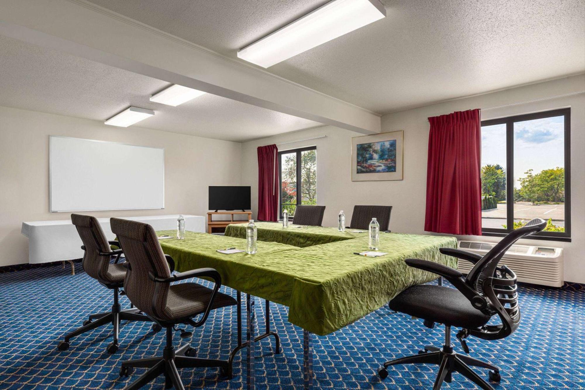 Super 8 By Wyndham Germantown/Milwaukee Hotell Eksteriør bilde