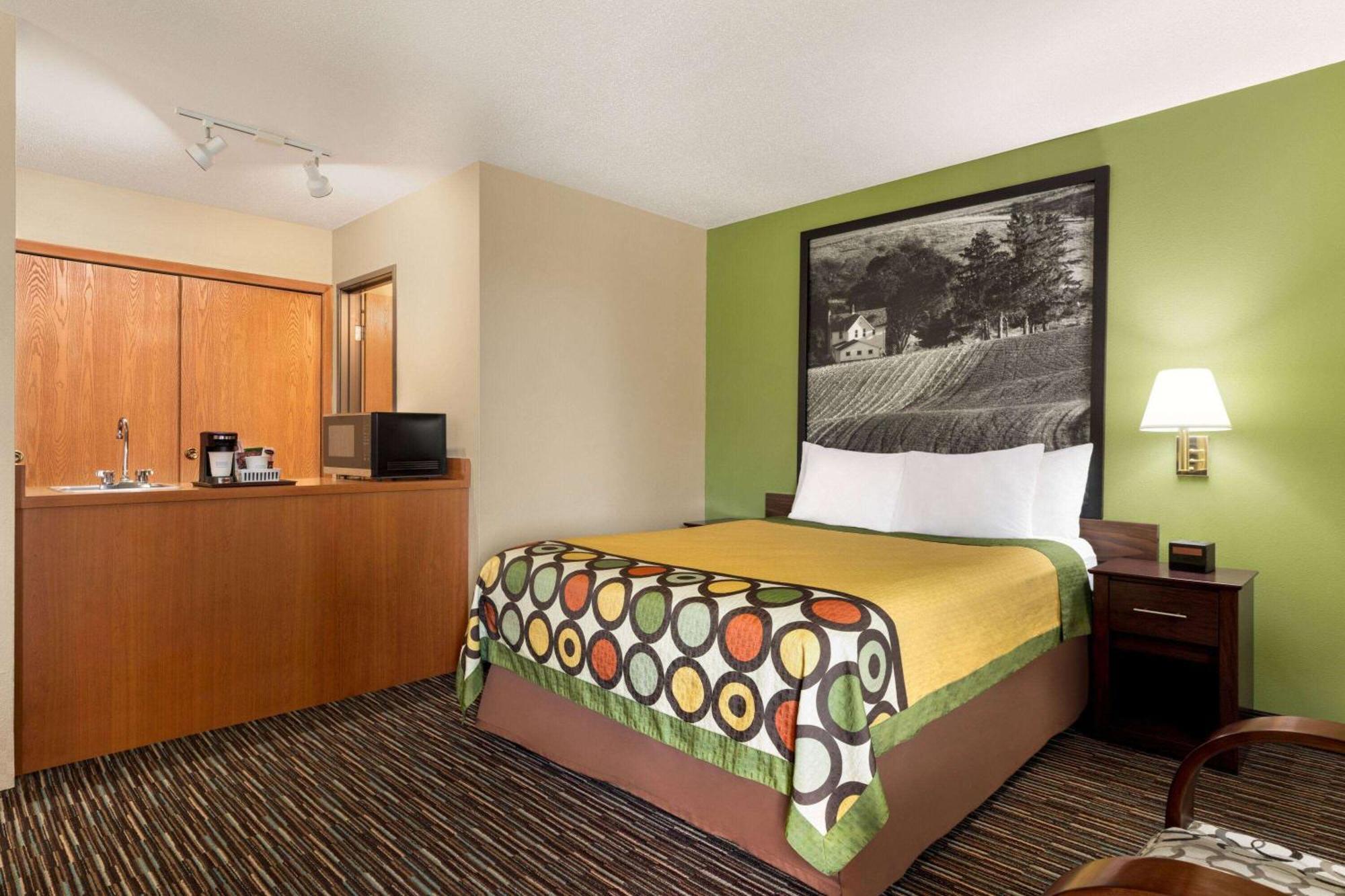 Super 8 By Wyndham Germantown/Milwaukee Hotell Eksteriør bilde