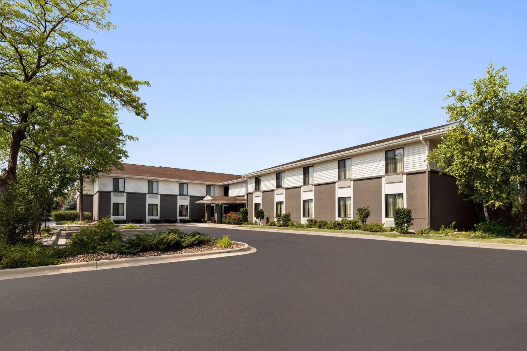 Super 8 By Wyndham Germantown/Milwaukee Hotell Eksteriør bilde