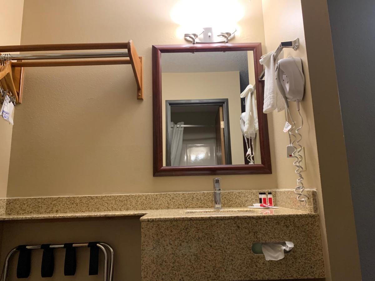 Super 8 By Wyndham Germantown/Milwaukee Hotell Eksteriør bilde