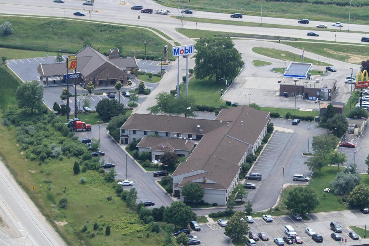 Super 8 By Wyndham Germantown/Milwaukee Hotell Eksteriør bilde